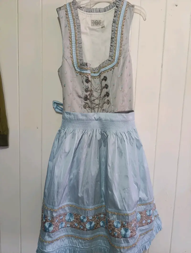 Vestido tradicional Landhaus con bordados azules - 2