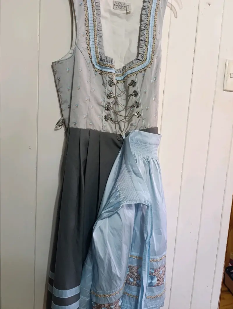 Vestido tradicional Landhaus con bordados azules - 3