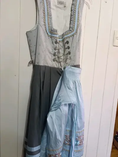 Vestido tradicional Landhaus con bordados azules - miniatura 3