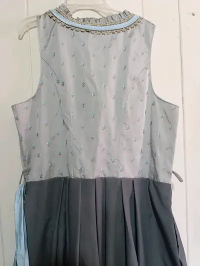 Vestido tradicional Landhaus con bordados azules - miniatura 4