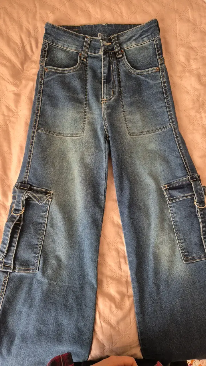 Jeans cargo de mezclilla azul para mujer - 1