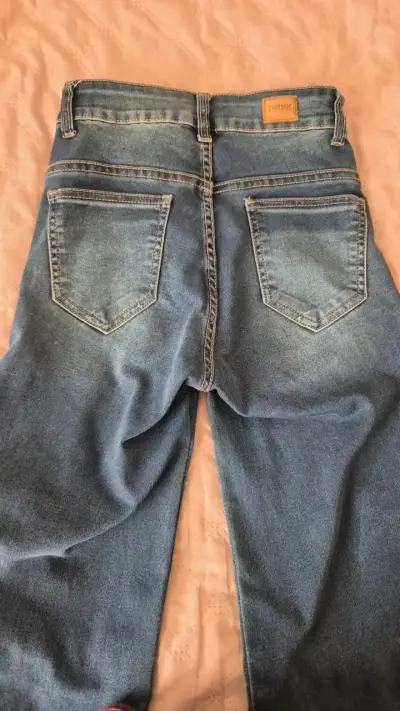 Jeans cargo de mezclilla azul para mujer - miniatura 2