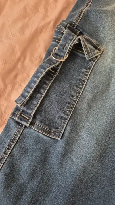 Jeans cargo de mezclilla azul para mujer - miniatura 3