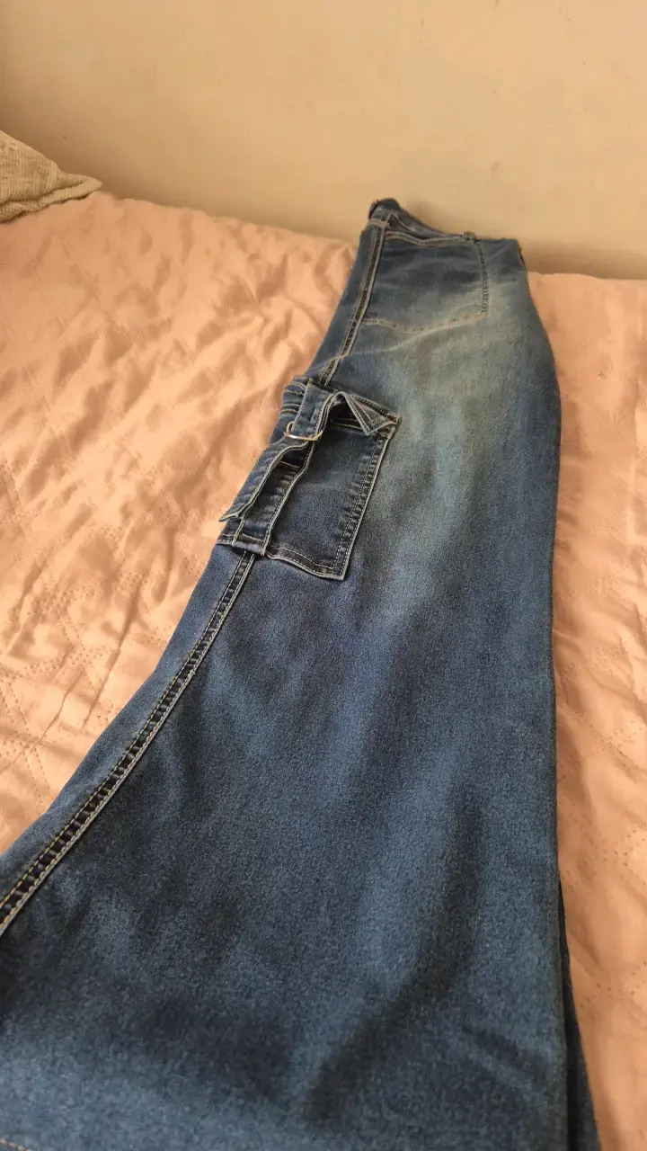 Jeans cargo de mezclilla azul para mujer - 4