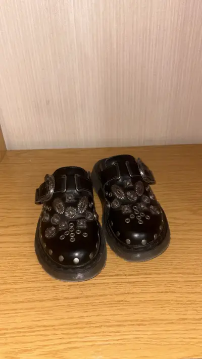 Zapatos de cuero negro con hebillas y adornos metálicos - miniatura 1