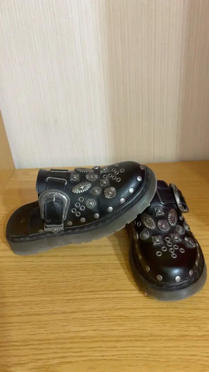 Zapatos de cuero negro con hebillas y adornos metálicos - 2