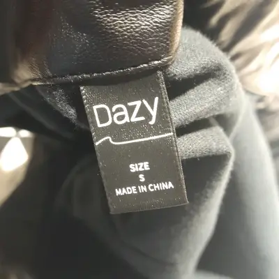 Chaqueta de cuero sintético negra Dazy ,Shein. - miniatura 2