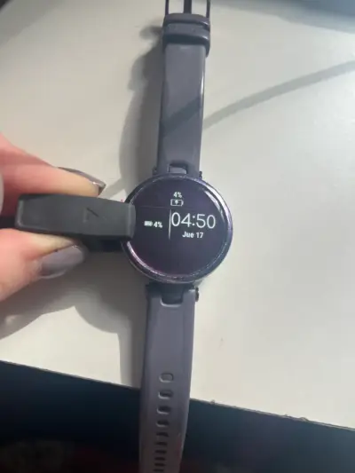 Reloj inteligente con cargador en buen estado - miniatura 2