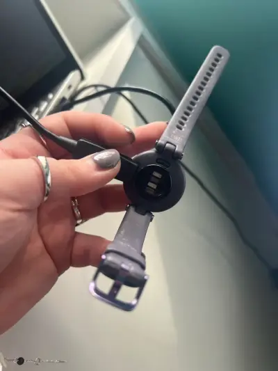 Reloj inteligente con cargador en buen estado - miniatura 3