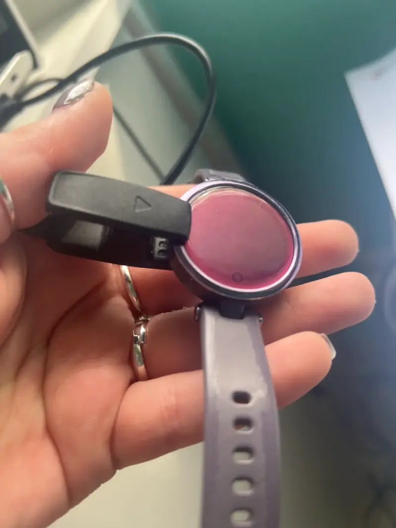 Reloj inteligente con cargador en buen estado - 4
