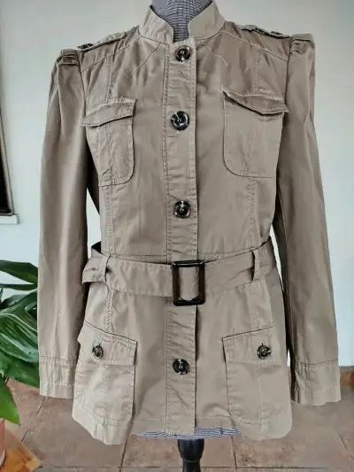 Chaqueta beige con cinturón y bolsillos - miniatura 1