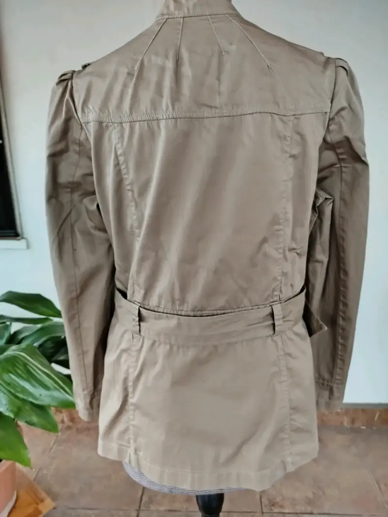 Chaqueta beige con cinturón y bolsillos - 2