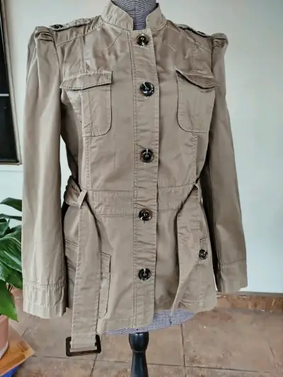 Chaqueta beige con cinturón y bolsillos - miniatura 3