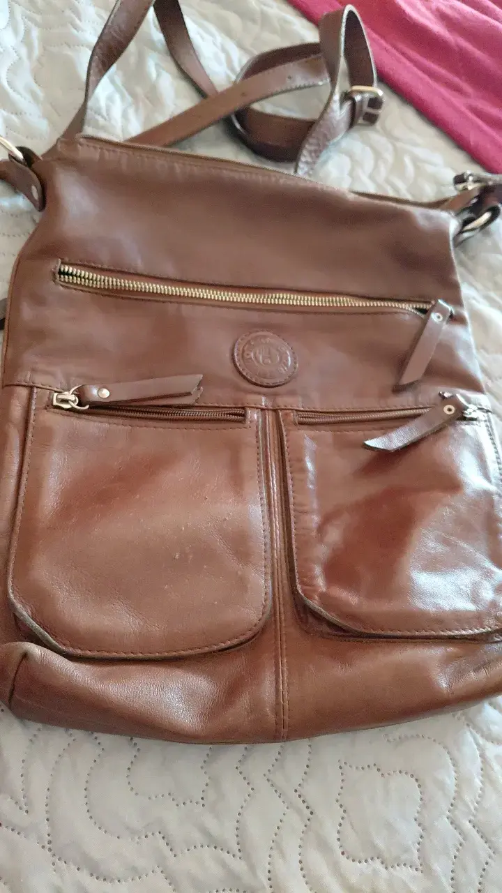 Bolso de cuero marrón con múltiples bolsillos - 1