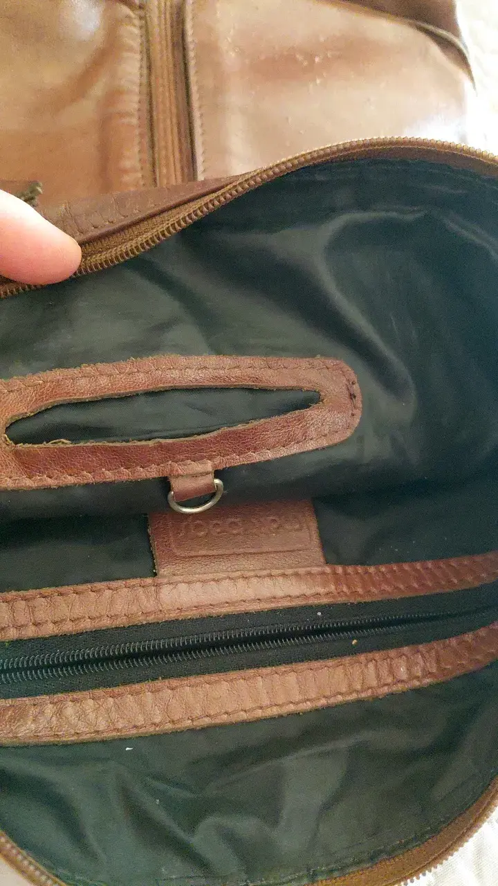 Bolso de cuero marrón con múltiples bolsillos - 3