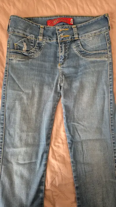 Jeans de mezclilla azul claro para mujer - miniatura 1