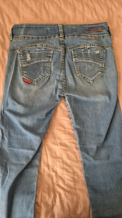 Jeans de mezclilla azul claro para mujer - miniatura 2