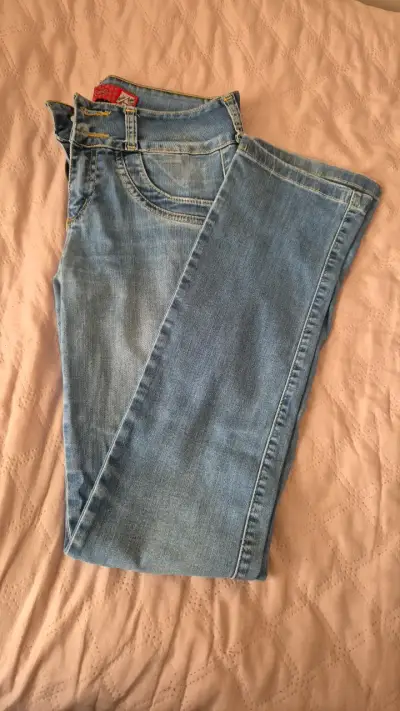 Jeans de mezclilla azul claro para mujer - miniatura 3
