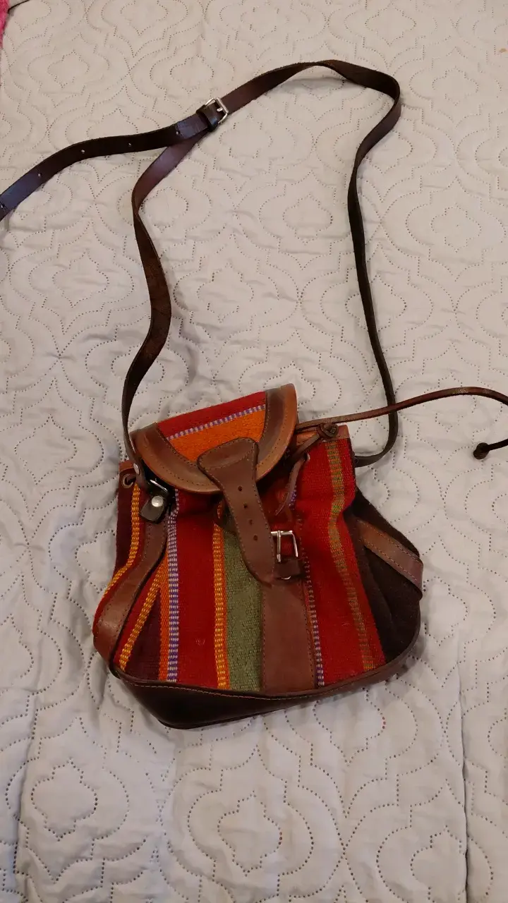 Mochila de cuero y tela étnica colorida - 1