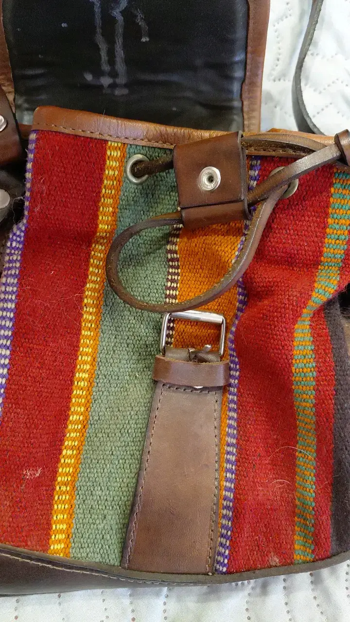 Mochila de cuero y tela étnica colorida - 3