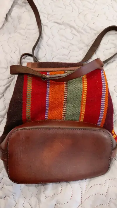 Mochila de cuero y tela étnica colorida - miniatura 4