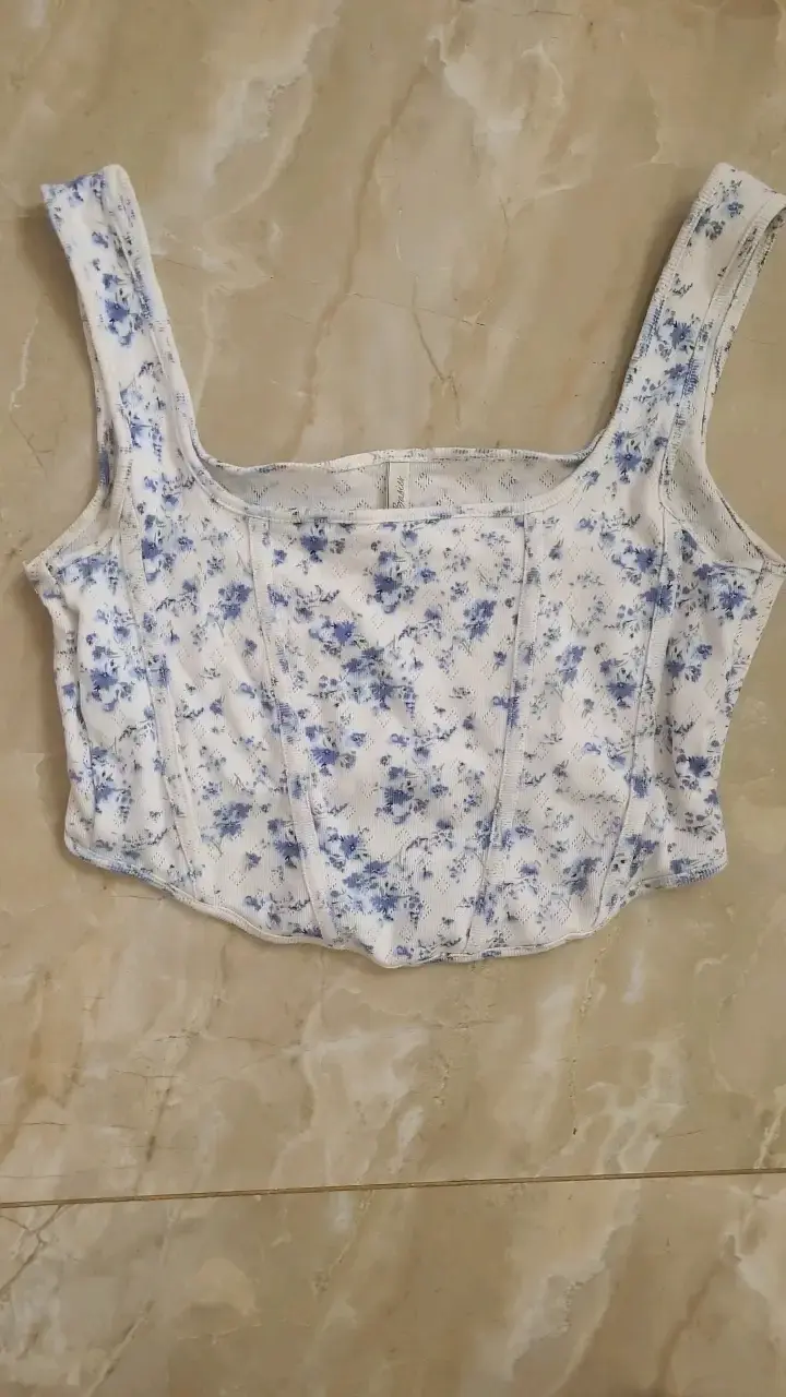 Top corto floral blanco y azul