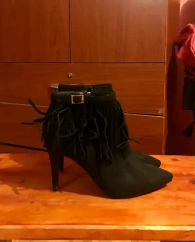 Botines de tacón alto con flecos negros - miniatura 1