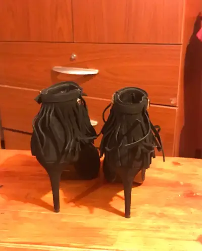 Botines de tacón alto con flecos negros - miniatura 2