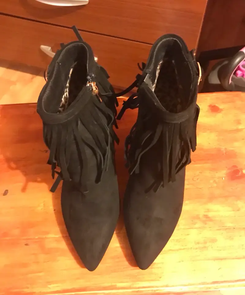 Botines de tacón alto con flecos negros - 3