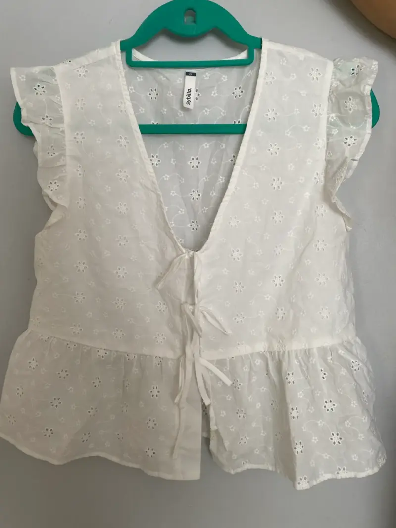 Blusa blanca de encaje con volantes Sybilla