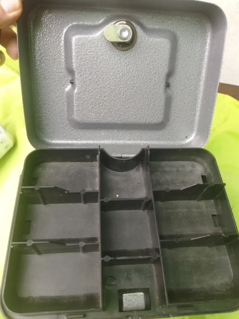 Caja de seguridad metálica con llave - 1