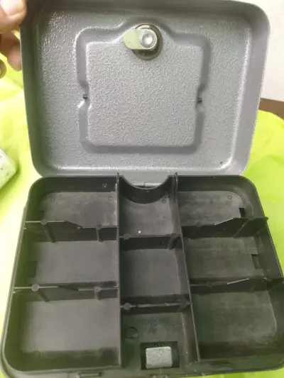 Caja de seguridad metálica con llave - miniatura 1
