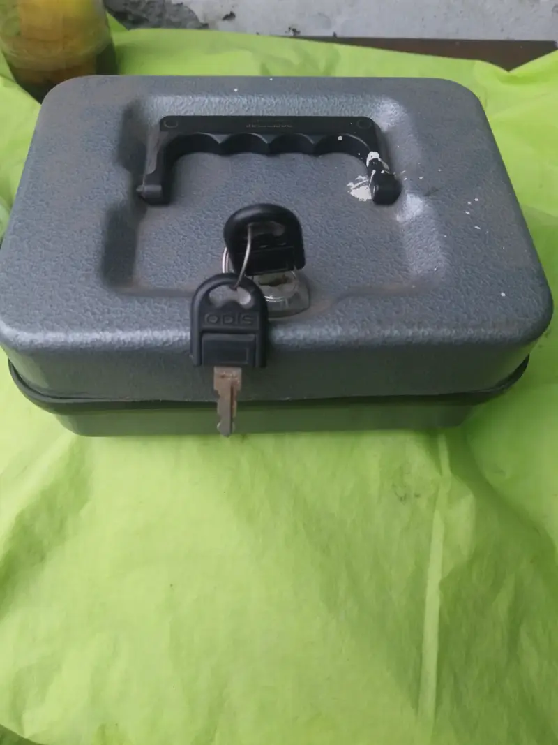 Caja de seguridad metálica con llave - 2