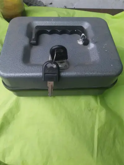 Caja de seguridad metálica con llave - miniatura 2