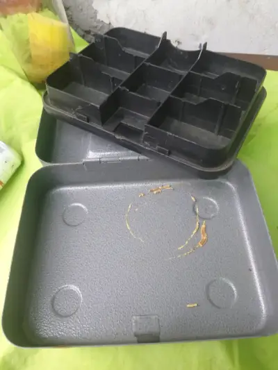 Caja de seguridad metálica con llave - miniatura 3
