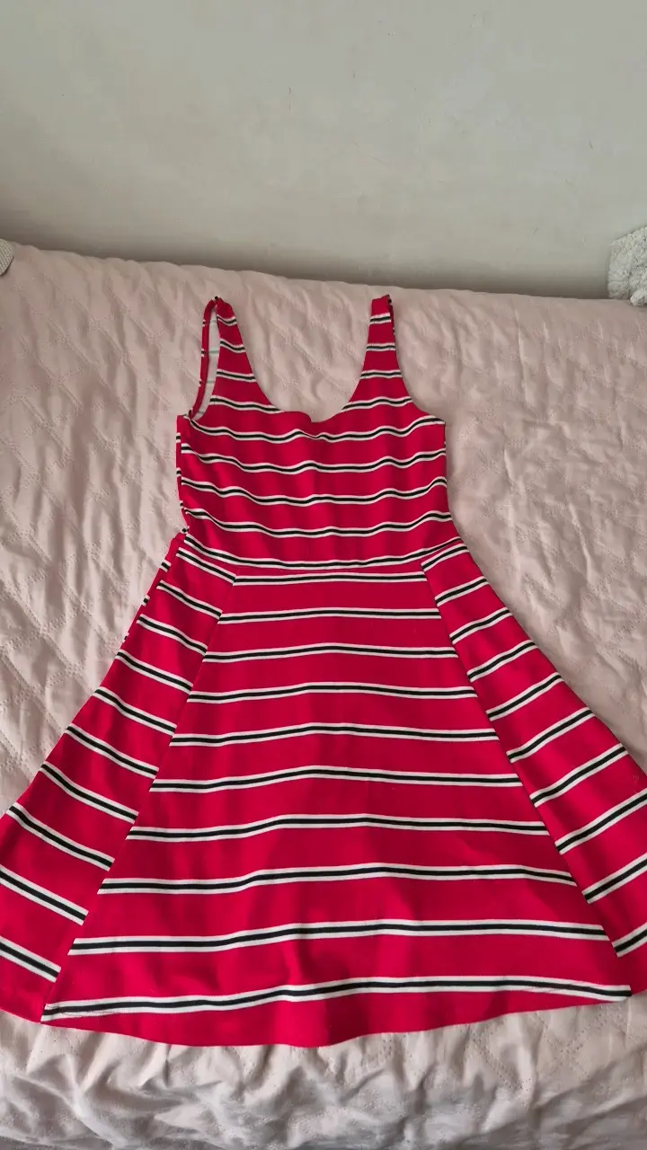 Vestido rojo a rayas sin mangas - 1