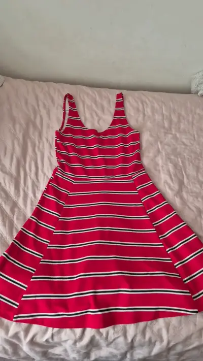 Vestido rojo a rayas sin mangas - miniatura 1