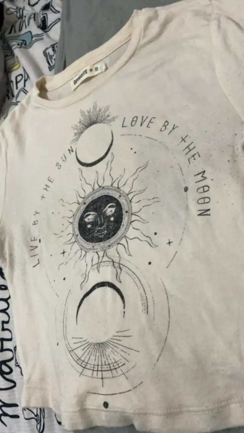 Polera manga larga beige con diseño solar - 3