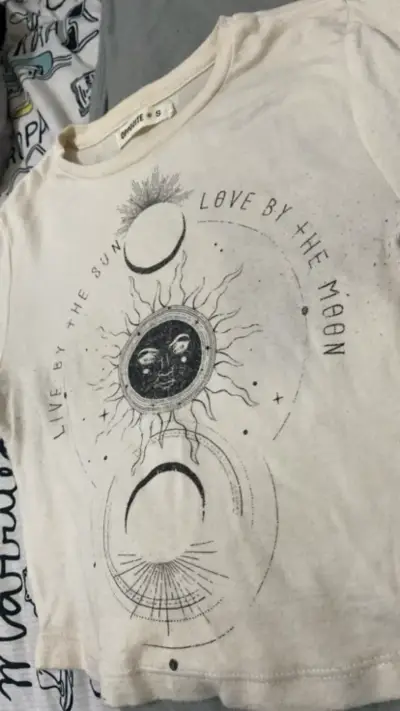 Polera manga larga beige con diseño solar - miniatura 3