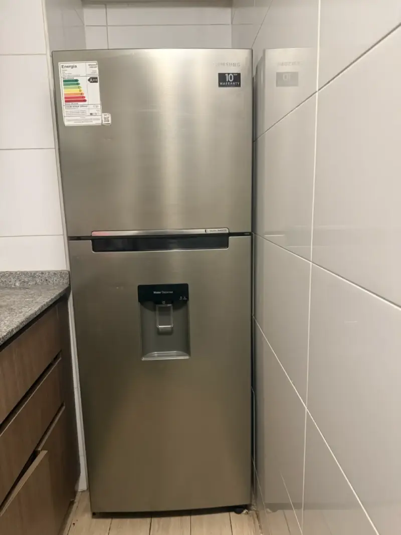Refrigerador Samsung con dispensador de agua - 1