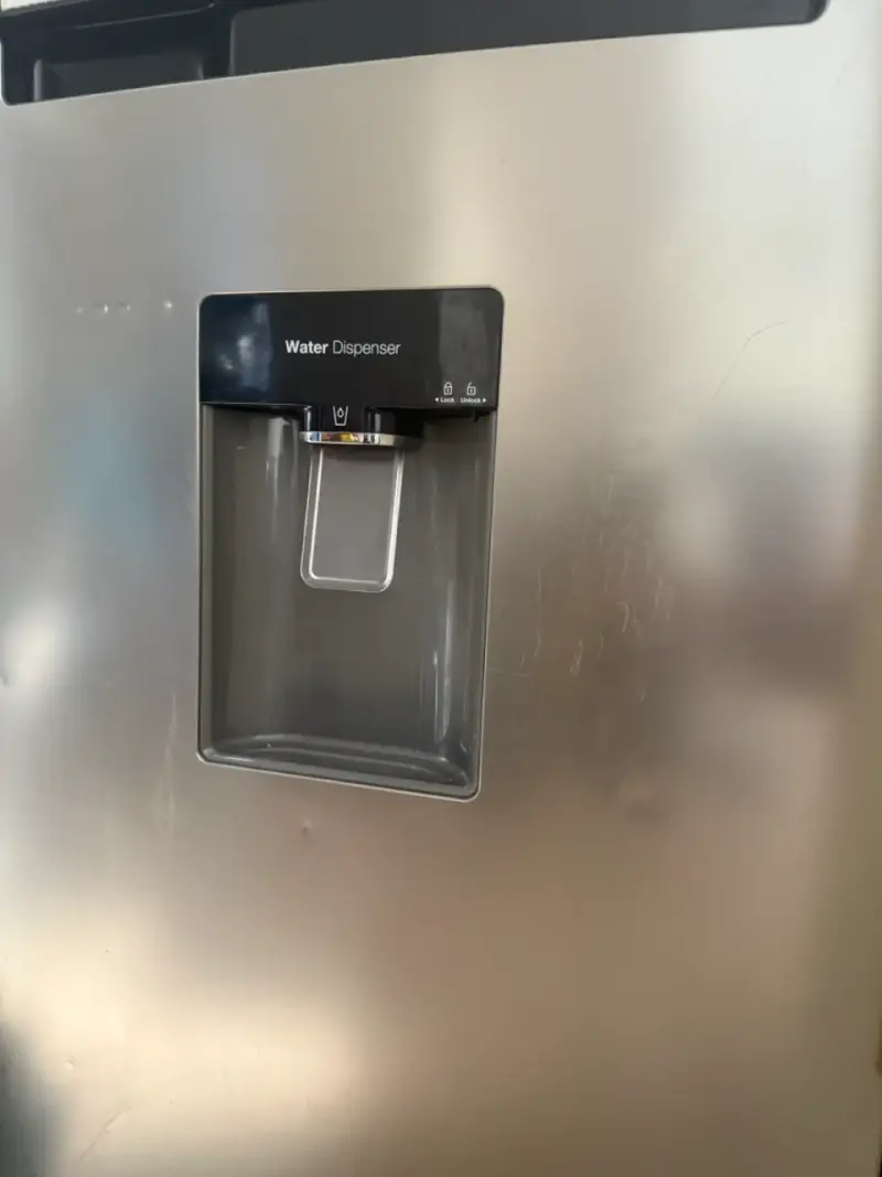 Refrigerador Samsung con dispensador de agua - 4