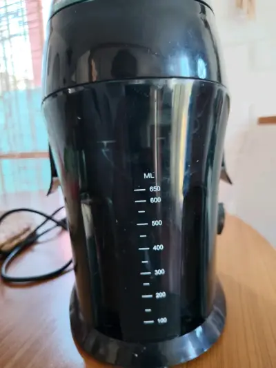 Extractor de jugo Thomas negro con medidor - miniatura 4