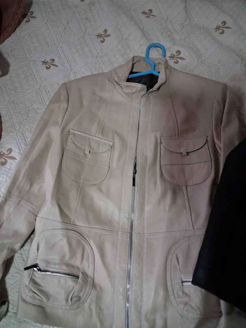 Chaqueta de cuero beige con bolsillos - 1