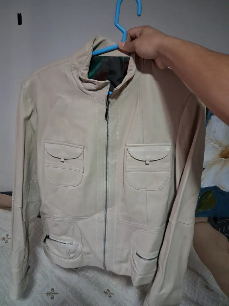 Chaqueta de cuero beige con bolsillos - 2