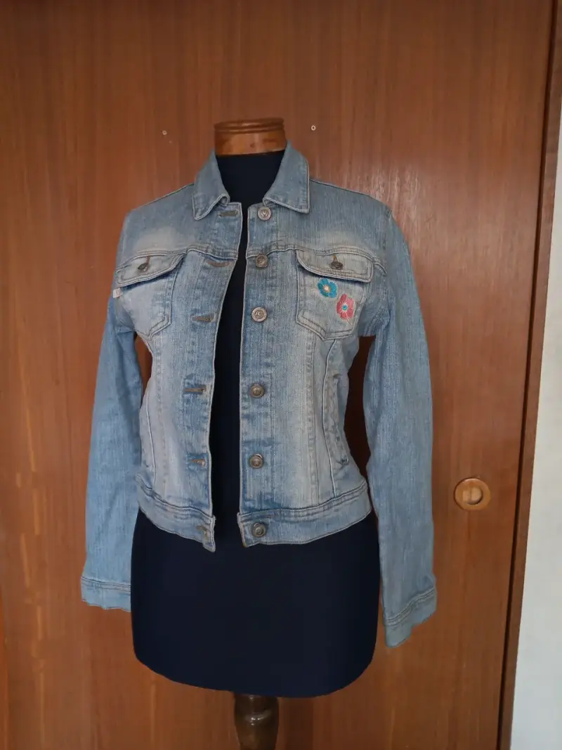 Chaqueta de mezclilla con bordado floral - 1