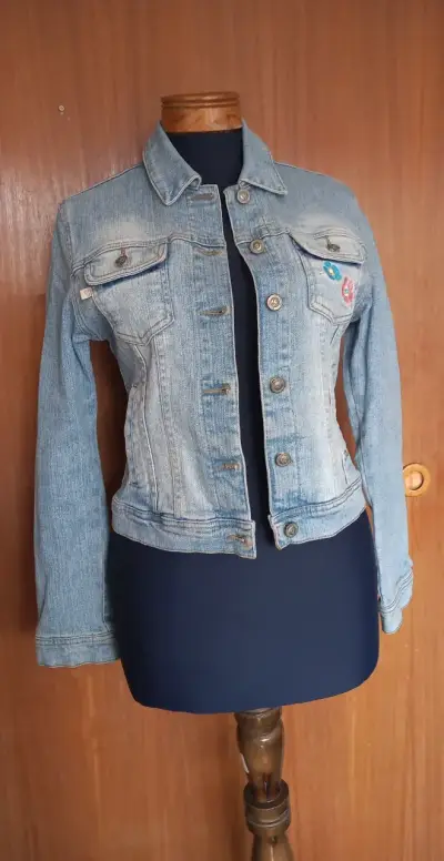 Chaqueta de mezclilla con bordado floral - miniatura 2
