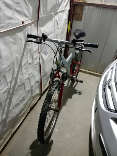Bicicleta de montaña con doble suspensión - miniatura 2