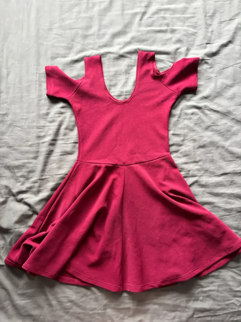 Vestido corto rojo con hombros descubiertos