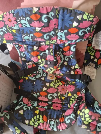 Portabebés ergonómico Ergobaby floral - miniatura 3