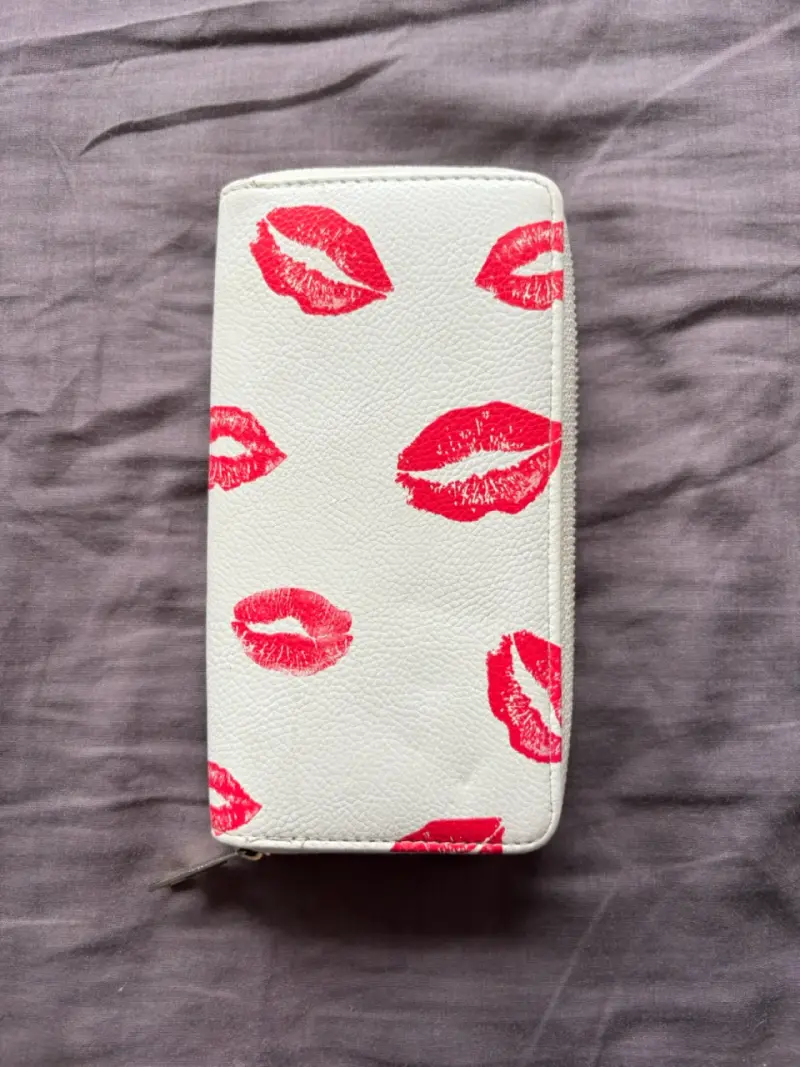 Billetera blanca con diseño de labios rojos - 1